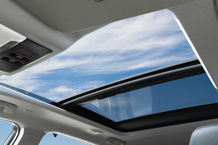 充実した装備が特徴の「G」「G e-4ORCE」だが、「オプションでも『X』『X e-4ORCE』では選べない機能・装備」となると意外と少なく、ワイヤレス充電器や助手席の電動調整機構、後席用エアコンぐらいだ。また、オプションでサンルーフが設定されるのはG／G e-4ORCEだけとなる。