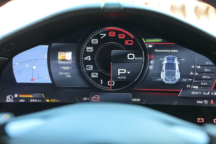 ドライバーの眼前に備わる16インチHDスクリーン。そのグラフィックには、最新のアイトラッキング技術による研究結果をフィードバック。ドライバーの視線を常に前方に向けられるよう工夫が施されている。