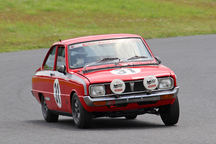 セブリング 40m トロフィーを走る、先に紹介した1968年「マツダ・ファミリア ロータリークーペ」。燃料ポンプの不調により残念ながらリタイア、ドライバーの加藤さんがダブルエントリーしていたティントップ・カップ（ツーリングカーレース）は、参加キャンセルとなった。