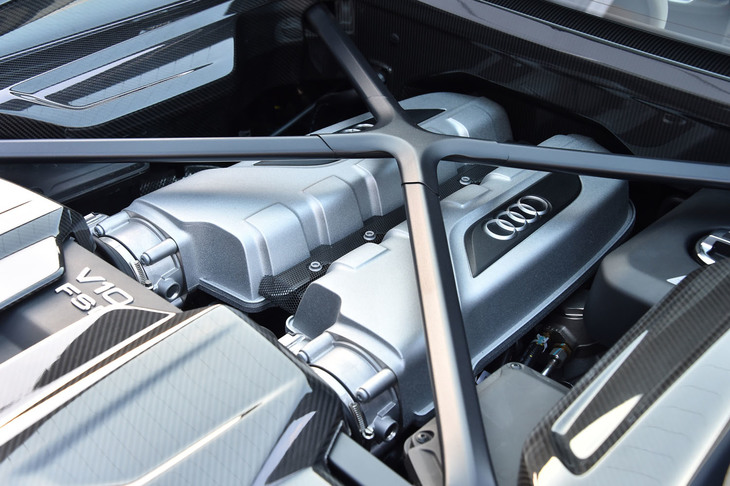「R8」に搭載される5.2 FSIは、今となっては珍しい自然吸気の高出力エンジン。620PSの最高出力を8000rpmで発生する。