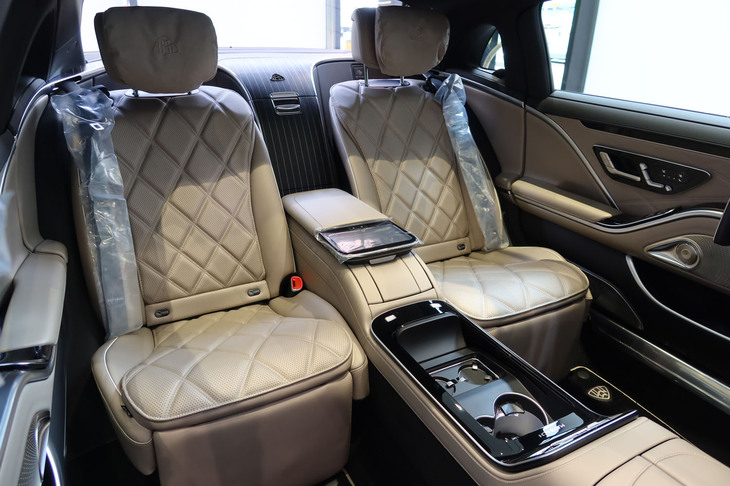 メルセデス・マイバッハS680エディションノーザンライツ（リアシート）