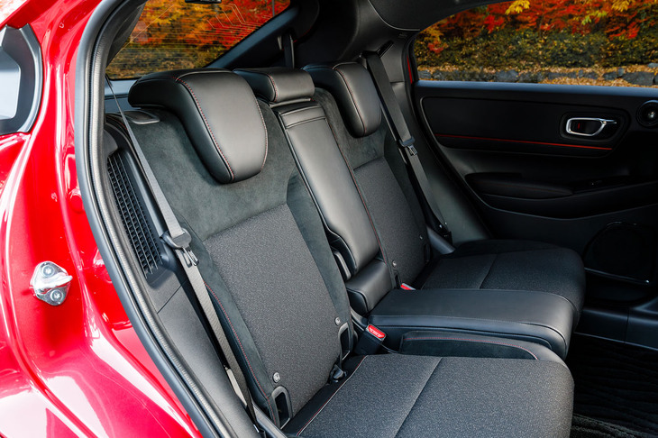 車格の割に広々とした後席が「ヴェゼル」の美点のひとつ。エアアウトレットやUSBタイプC（2つ）も備わっている。