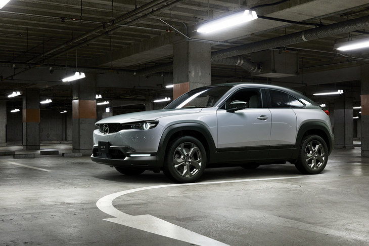 「REマルチ電動化技術」とは、ロータリーエンジンを発電に用いたレンジエクステンダーのこと。まずは「マツダMX-30 EVモデル」に設定され、デビューを果たす予定だ。