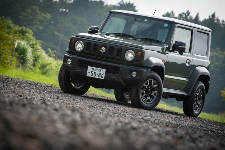 登録車の「ジムニーシエラ」。1977年にデビューした「ジムニー8」を起源とするモデルで、別の車名で呼ばれていた時期も含めると、軽自動車の「ジムニー」と同じく新型は4代目のモデルとなる。