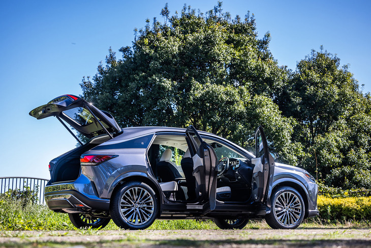 「RX350h“バージョンL”」のボディーサイズは全長×全幅×全高＝4890×1920×1700mm、ホイールベースは2850mm。「ポルシェ・カイエン」や「BMW X5」より少しだけコンパクトで取り回しがしやすいサイズ感だ。