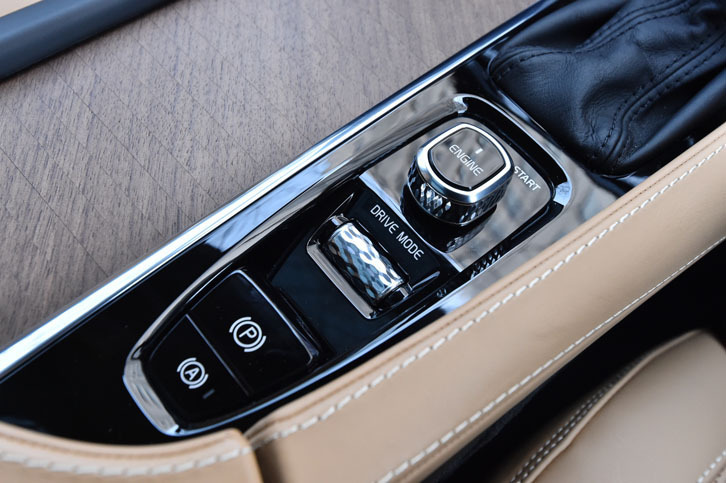 センターコンソールのスイッチ類。写真右上はエンジンのオン／オフスイッチで、中央は走行モードのセレクター。
