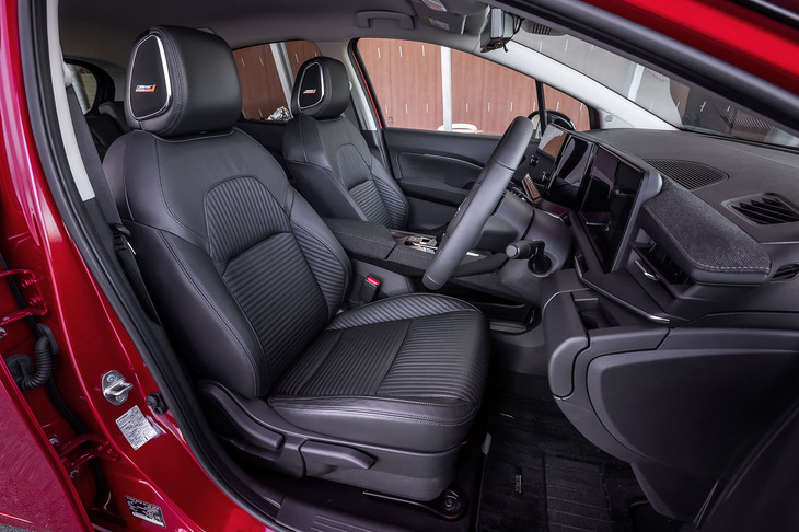 取材車両にはオプションとなる、運転席／助手席のヘッドレストにスピーカーを内蔵した「BOSEパーソナルプラスサウンドシステム」が備わっていた。