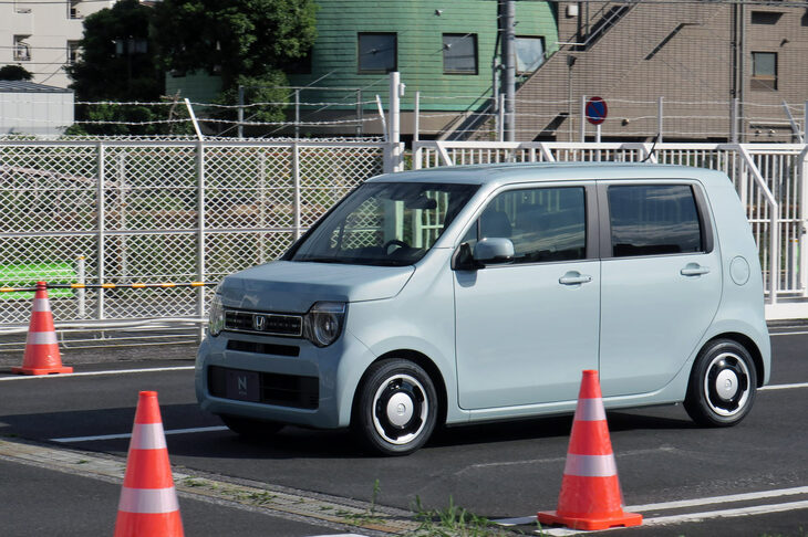 警報は最初の5秒が「ピーピー」という連続したもので、その後は切れ間のない「ピー……」という音に変わり、車速が30km/hまで解放される。