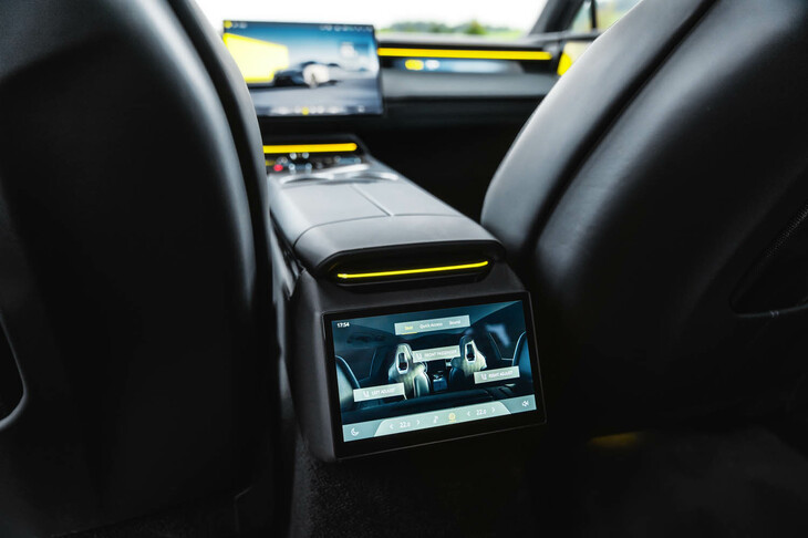 後席のシート調節は液晶画面を介して行う。4座仕様のモデルでは、前席・後席ともに、5種類のモードからなるマッサージ機能が利用できる。