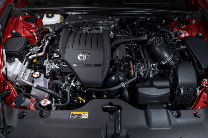 新型「クラウン」で初採用となった「デュアルブーストハイブリッド」。2.4リッターターボエンジンに1モーター方式のハイブリッドシステム、後輪駆動用のモーターを組み合わせたパワフルなパワートレインで、「レクサスRX500h“Fスポーツ パフォーマンス”」にも搭載される。（写真：郡大二郎）