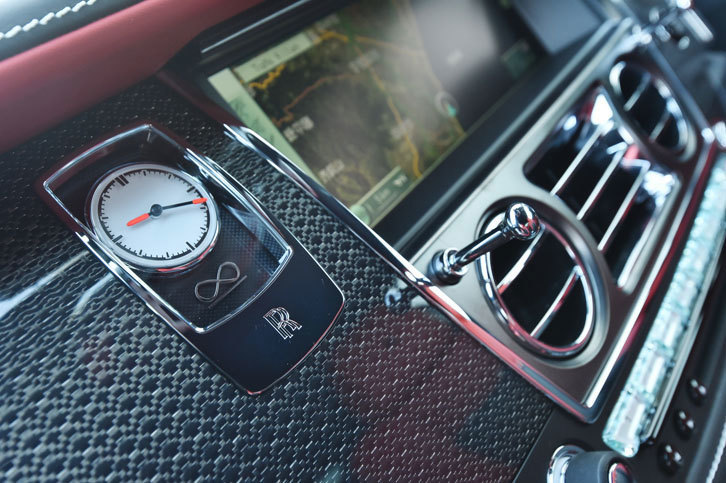 室内のパネルは、アルミニウム合金製糸を織り込んだカーボン仕立てとなっている。