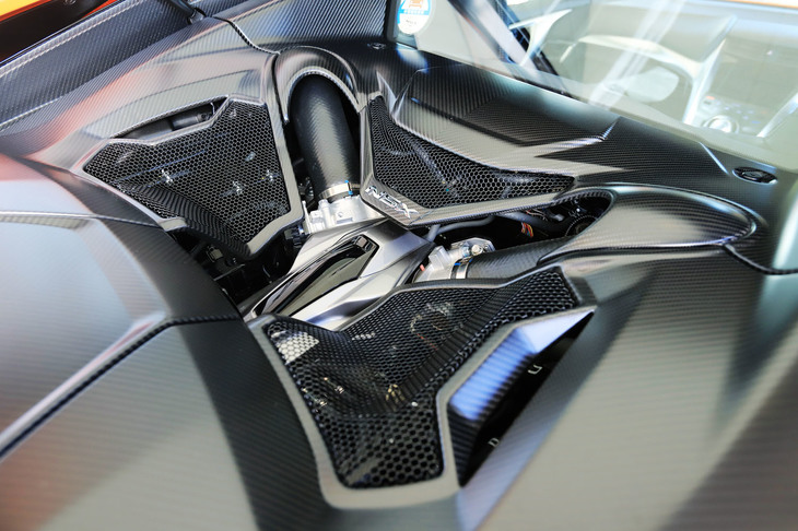 カーボンファイバー製のエンジンカバー。40万円のオプションとして用意される。