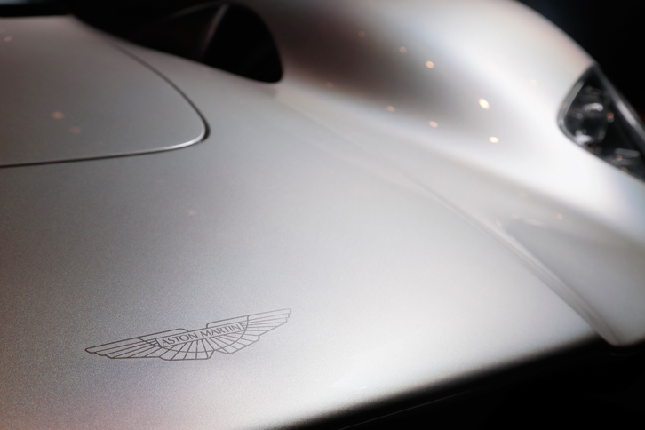 「ヴァルキリー」のフロントを飾るアストンマーティンのエンブレム。非常に薄いアルミ製で、「手のひらに載せると羽毛のように軽く感じる」（ライヒマン）という。