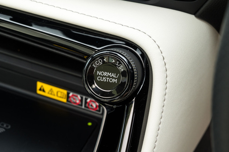 ドライブモードは「エコ」「ノーマル」「スポーツ」「スポーツ＋」と「カスタム」の全5種類が選べる。