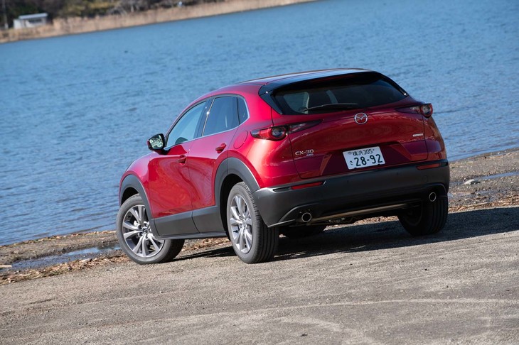 今回のテスト車は1.8リッターディーゼルモデルのトップグレード「XD Lパッケージ」の4WD車。車両本体価格は330万5500円。