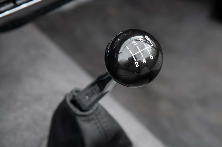 コンティニュエーションモデルの変速機はTREMEC製の6段MT。一方のレストアモデルはZF製4段MTを搭載していた。