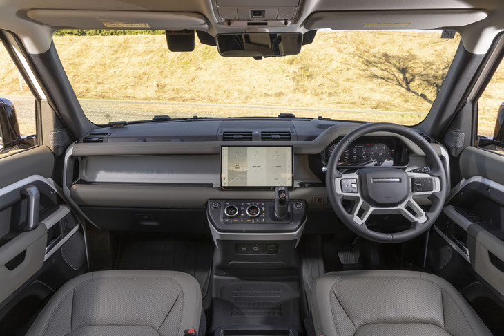 着座位置が高いため、視界のよさは格別だ。エアコンやドライブモードはボタンとダイヤルの組み合わせで設定できるようになっており、ダッシュボードのシンプル化を進める「レンジローバー」各車との考え方の違いを感じる。