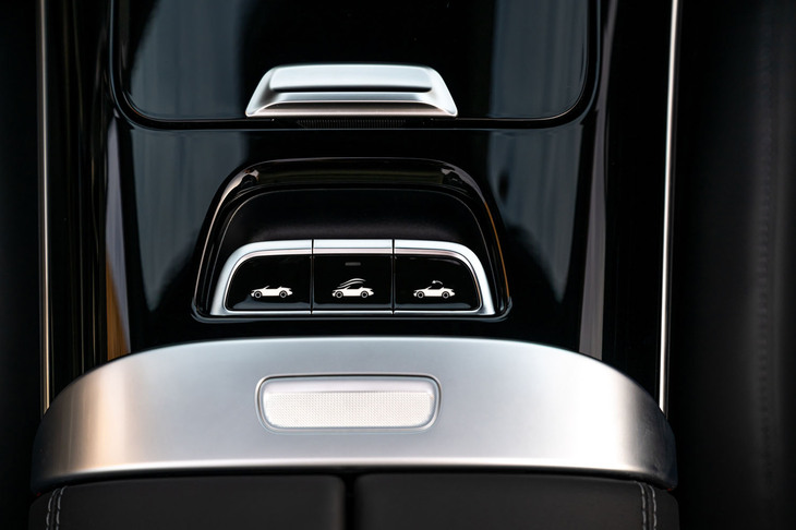 ルーフとウインドディフレクターのスイッチはセンターアームレストの前方。操作系をタッチスクリーン内に統合することもできるはずだが、このほうがカッコいい。