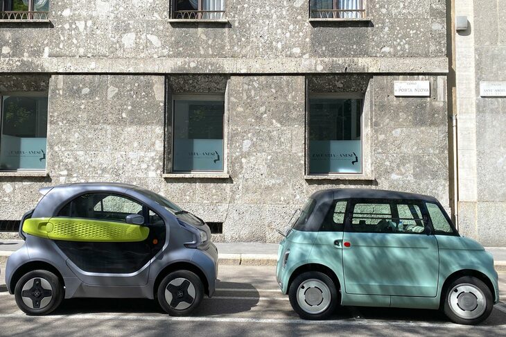 「フィアット・トポリーノ」（写真向かって右）と「XEVヨーヨー」（同左）。詳しくは当連載第831回を参照。