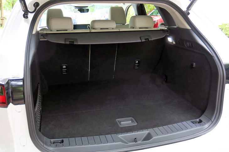 荷室容量は5人乗車時で570リッター。荷室長は975mm、最大荷室幅は1275mm、荷室高は817mmとなっている。