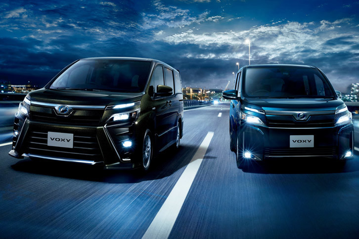 「トヨタ・ヴォクシーZS」（左）と「ヴォクシーV」（右）。ともにハイブリッド車。ZSのボディーカラーは新規開発色の「イナズマスパーキングブラックガラスフレーク」。