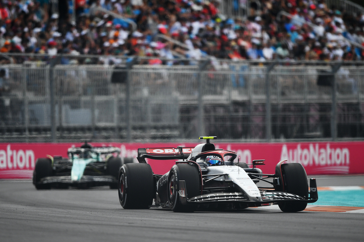 アルファタウリの角田裕毅（写真前）は、今季3回目の11位でレースを終えた。オーストラリアGP、アゼルバイジャンGPと2戦連続で10位入賞と波に乗っていたのだが、マイアミGPでは初日からペースが伸びずに下位をうろつくことになり、予選では初めてチームメイトのニック・デ・ブリースに先を越され17位だった。しかしレースとなると、今年度々見られた安定感と粘り強い走りを披露。スタートからハードタイヤで35周を走り8位、タイヤ交換後もアレクサンダー・アルボンのウィリアムズやバルテリ・ボッタスのアルファ・ロメオを抜き去り、入賞権を走る10位マグヌッセンまであと1.3秒というところでチェッカードフラッグが振られた。デ・ブリースは予選15位から18位完走。（Photo=Getty Images / Red Bull Content Pool）