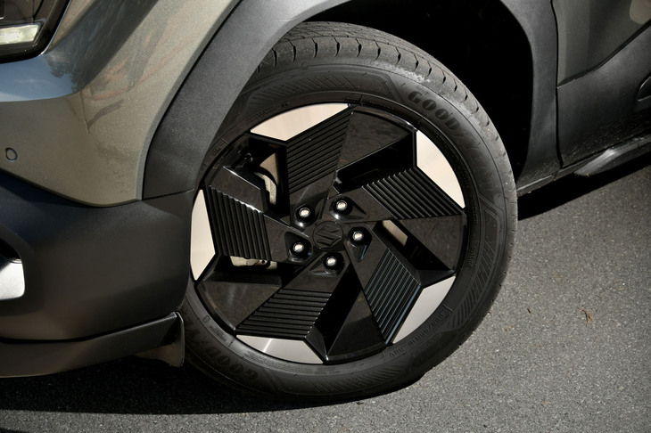 足元の仕様は18インチアルミホイールに225/55R18サイズのタイヤの組み合わせで、ホイールには空力性能を高める樹脂製ガーニッシュが標準で装備される。