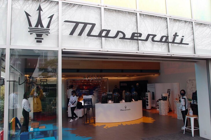 「MASERATI GRECALE TOKYO DISPLAY」では、「マセラティ・グレカーレ」の実車のほか、マセラティに関連するアイテムも展示されている。