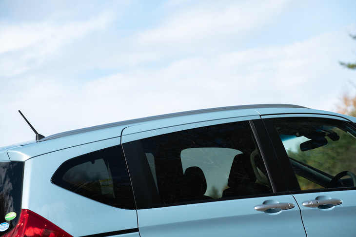 専用デザインのフロントグリルや、アンダーガードを思わせる装飾付きの前後バンパー、サイドシルガーニッシュ、ルーフレール（写真）などが、外観における「クロスター」の特徴だ。