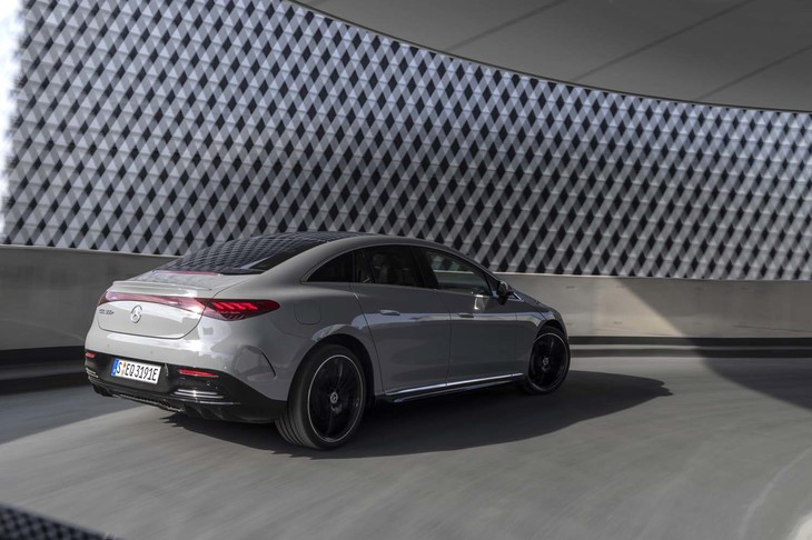 エントリーモデル「EQE350＋」でも動力性能は十分。ハンドリングの軽やかさや高速道路での安定性にも感心させられた。