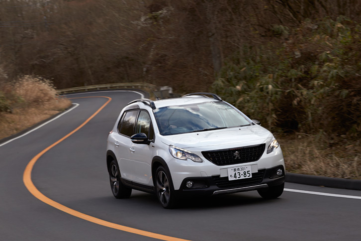 富士山麓のワインディングロードを行く「2008 GTライン」。