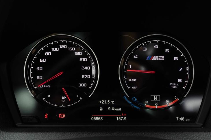 メーターはコンベンショナルな2眼で、機械式の速度計とエンジン回転計に、小さなインフォメーションディスプレイの組み合わせ。回転計のレッドゾーンは7000rpmからとなっている。