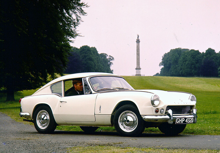 1966年「トライアンフGT6」。全長3.8m未満のコンパクトなボディーに2リッター直6 OHVエンジンを搭載、“プアマンズ（ジャガー）Eタイプ”などと呼ばれた。
