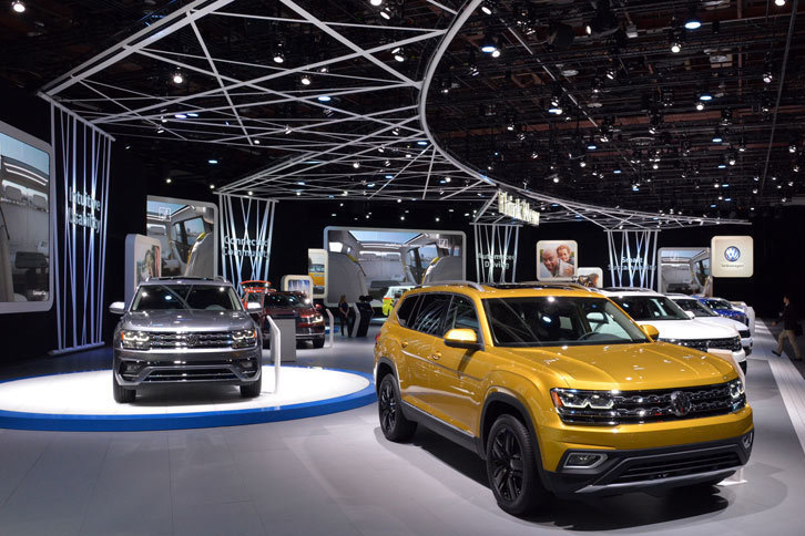 デトロイトショーにおけるフォルクスワーゲンブースの様子。写真手前が新型SUVの「アトラス」。