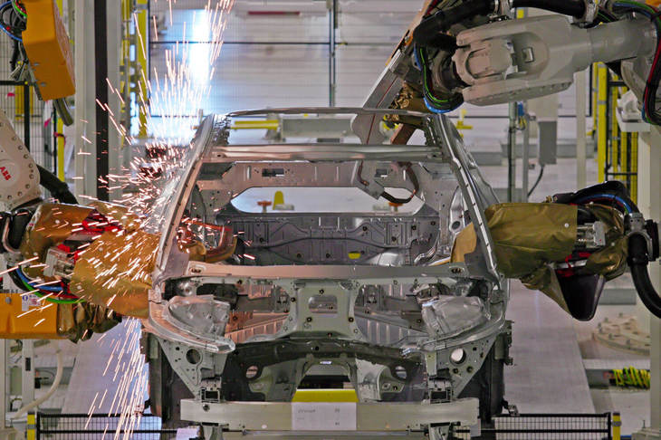 アメリカの新工場内で生産される「S60」。エンジンはスウェーデンの工場から輸入され、その他のパーツの多くはアメリカ国内で調達される。