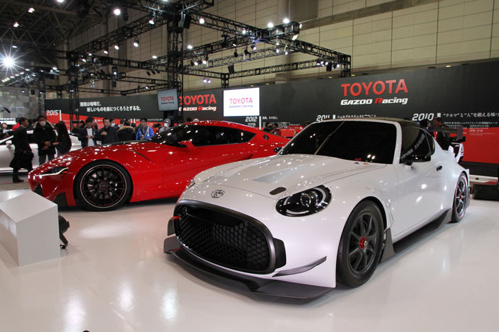 世界初公開の「S-FRレーシングコンセプト」と国内初公開となる「FT-1」を中心に据えたトヨタのブース。
