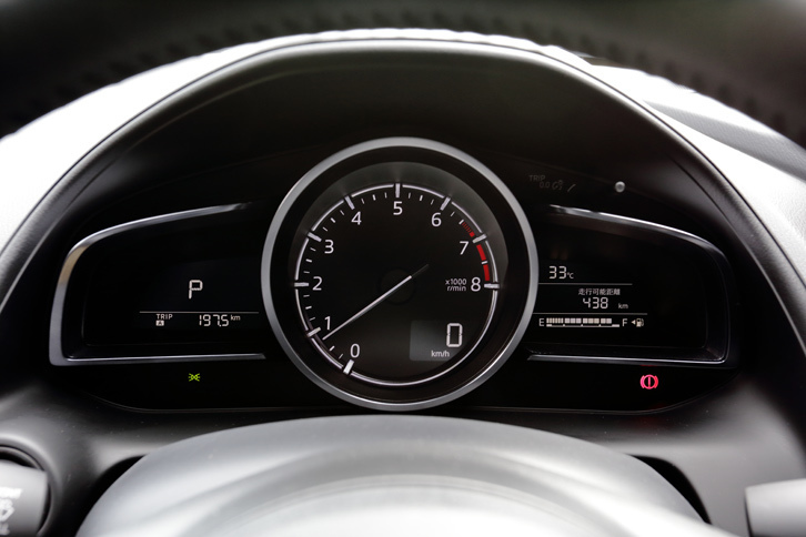 中央にエンジン回転計を、左右にインフォメーションディスプレイを据えた単眼式のメーター。エンジン回転計のレッドゾーンが、ディーゼル車より1500rpmほど高められている。