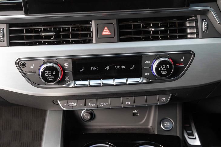 タッチスクリーンが多用される「A6」や「A8」などとは異なり、「A4」では空調などの操作系に、ボタンやダイヤルといった機械式のコントローラーが残されている。