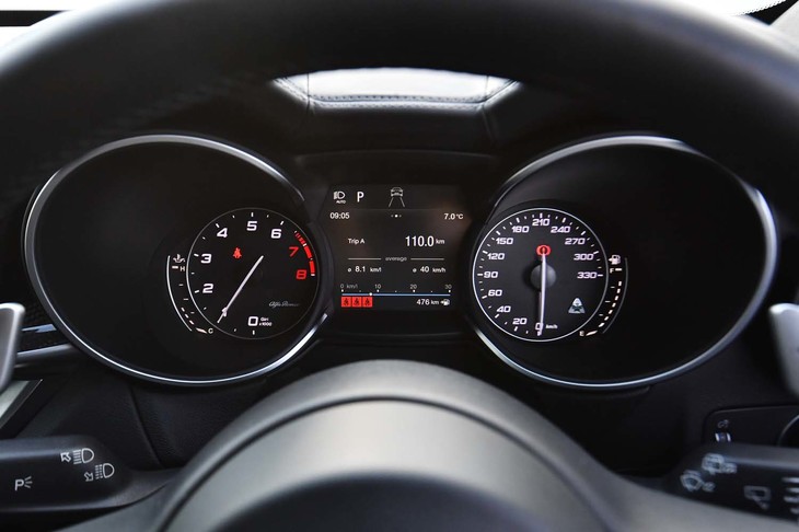 計器盤は、オーソドックスなアナログ式の2眼タイプ。エンジン回転計と速度計の間（中央）には、マルチインフォメーションディスプレイが置かれる。