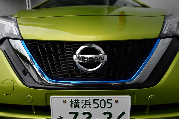 「e-POWER」の「Vモーショングリル」には青色のフィニッシャーが施されている。