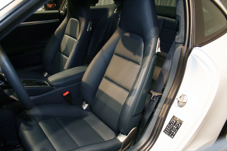 「ポルシェ911カレラ」（タイプ991 II）のインテリア。
