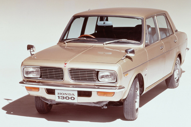 縦長の、新しい「Hマーク」が採用された「ホンダ1300」。（1969年4月発表）