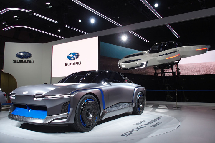 「スバル・スポーツモビリティー コンセプト」（写真向かって左）と「エアモビリティー コンセプト」（同右）。