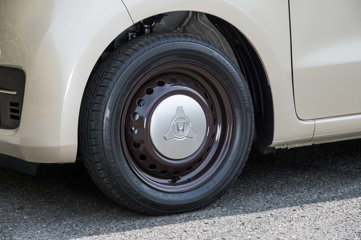 「コーディネートスタイル」専用のディッシュ型ホイール。ブラウンペイントのスチールホイールにシルバーのキャップを組み合わせている。