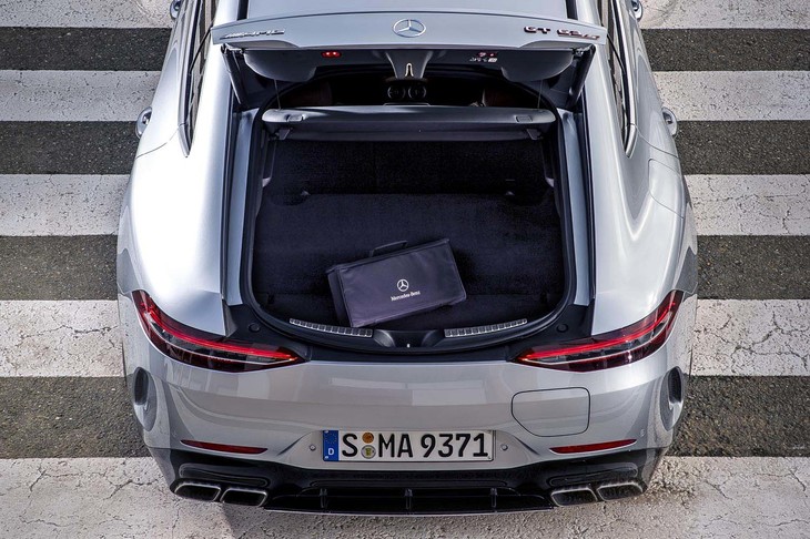 荷室の深さはやや浅め。フロアの形状はフラットではなく段差がある。