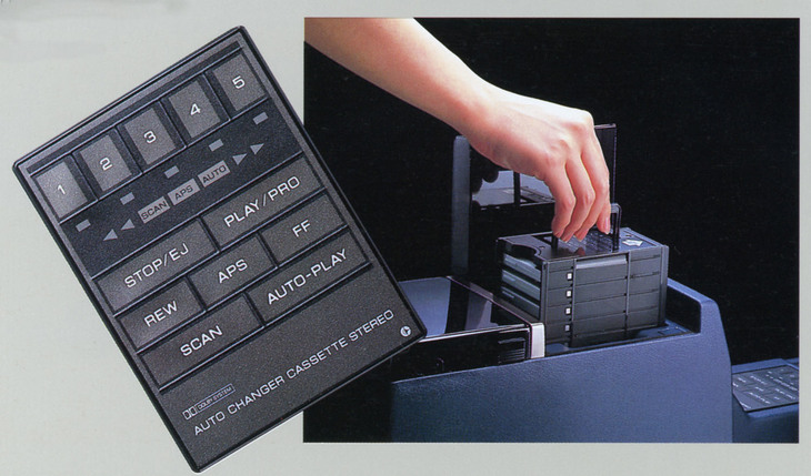 1985年「日産スカイライン」に用意された「オートカセットセレクター」。センターコンソールのアームレスト部分にカートリッジが収まり、その前方に操作パネルが位置する。内部でテープが……といったトラブルは想像したくない。