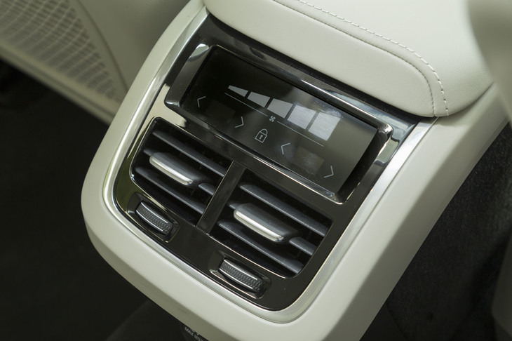 上級グレード「インスクリプション」には、4ゾーンのエアコンディショナーが与えられる。写真は後席用のスイッチおよび吹き出し口。