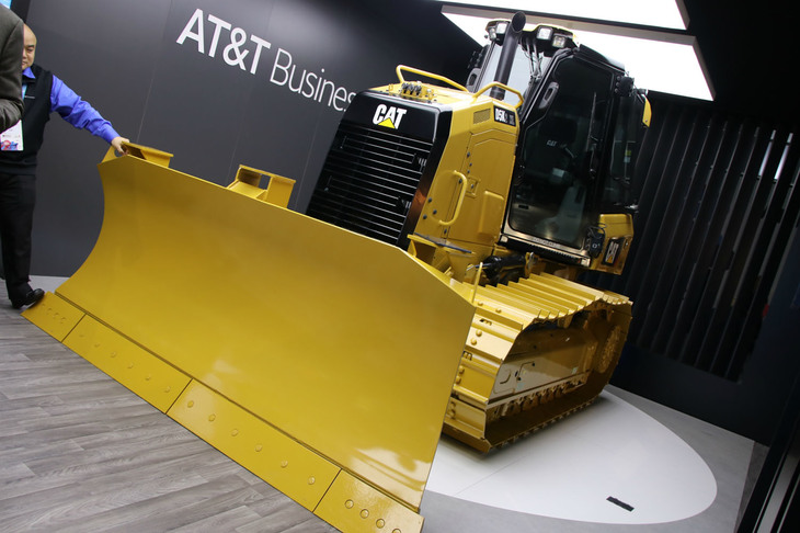 AT&Tビジネスとキャタピラーとのコラボレーション。現場での建機の位置をGPSで確認したり、掘削した穴の深さをセンサーで自動的に計測しオペレーターに伝えることで無駄な作業を削減したり……。