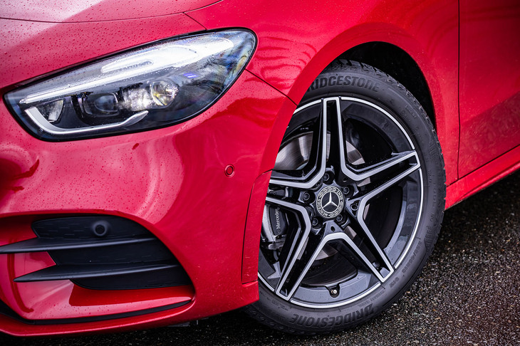 オプションの「AMGラインパッケージ」を選択すると225/45R18サイズのタイヤと18インチの「AMG 5ツインスポークアルミホイール」が採用される。今回の試乗車は「ブリヂストン・トランザT005」タイヤをセットしていた。