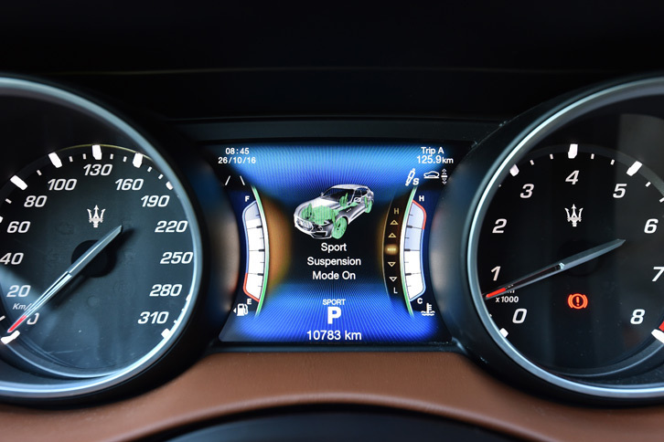 「レヴァンテ」は減衰力と車高を制御することで、オンロードではスポーツセダンのような走りを披露する。